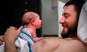 Μοναδικές φωτογραφίες μπαμπάδων από τη στιγμή της γέννησης του παιδιού τους (pics)