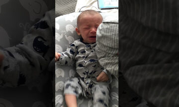 Απολαυστικό βίντεο: Μπαμπάς σταματά το κλάμα του μωρού με ευφάνταστο τρόπο  (vid)