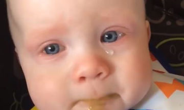 Το βουβό κλάμα ενός μωρού όταν ακούει τη μαμά του να του τραγουδάει