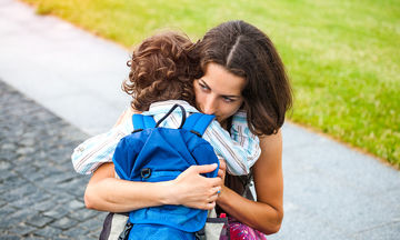 Πρώτη φορά που αποχωρίζεστε το παιδί για το σχολείο; Πριν βάλετε τα κλάματα θυμηθείτε τα εξής