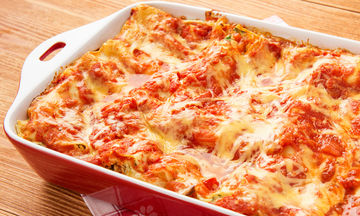 Λαζάνια με λαχανικά και τυρί: Η συνταγή που θα κάνει τα παιδιά σας να φάνε μελιτζάνα και κολοκυθάκια