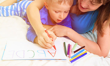 Πώς να βοηθήσετε το παιδί σας να βελτιώσει την ικανότητα γραφής