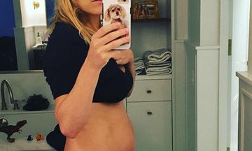 Με μια selfie, η γνωστή ηθοποιός δείχνει μια εβδομάδα μετά τον τοκετό πώς είναι η κοιλιά της