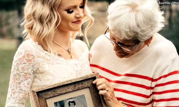 Η εγγονή έβαλε στο γάμο της το νυφικό της γιαγιά της - Η ιστορία που συγκίνησε το Διαδίκτυο