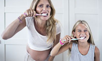 Είστε έγκυος; Προσέξτε τα ούλα και τα δόντια σας 