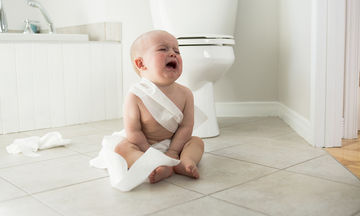 Παιδική δυσκοιλιότητα: Τι φοβάται περισσότερο το παιδί και δεν πηγαίνει στην τουαλέτα;