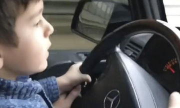 Τετράχρονος οδηγεί αυτοκίνητο με 100χλμ σκορπώντας τον τρόμο σε κεντρικό δρόμο της Μόσχας (vid)