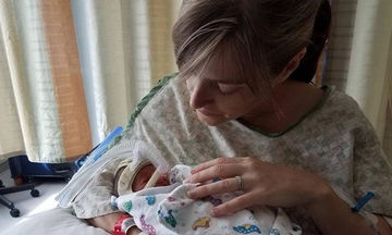 Δημιούργησαν «κλαμπ αγκαλιάς» για πρόωρο μωράκι και η ιστορία τους έγινε viral