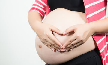 Eίναι έγκυος και η κοιλίτσα της έχει σχήμα καρδιάς! Το Internet τη λάτρεψε (pic)