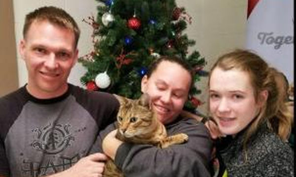 Το θαύμα των Χριστουγέννων: Βρήκαν τη γάτα τους, μετά από 3 χρόνια (vds)