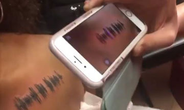 Έκανε τατουάζ το φωνητικό μήνυμα της γιαγιάς της στο στήθος της και ο λόγος είναι απλά συγκινητικός 