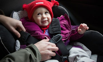 Το λάθος που κάνουν τον χειμώνα οι γονείς στο αυτοκίνητο, όταν βάζουν το παιδί στο καθισματάκι