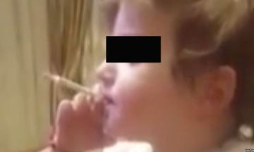 Σάλος με το βίντεο, που δείχνει 2χρονο αγόρι να καπνίζει! (vid)