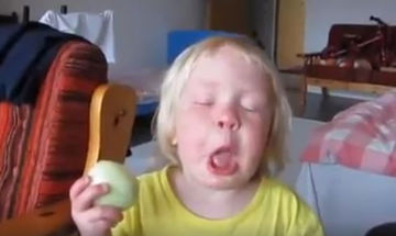 Το βίντεο που προκάλεσε τις αντιδράσεις των μαμάδων στο διαδίκτυο: Αφήνουν παιδί να φάει κρεμμύδι