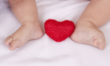 Για την ημέρα του Αγίου Βαλεντίνου φτιάξτε μία καρδιά με τα πατουσάκια του παιδιού σας