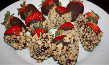 Φράουλες με επικάλυψη σοκολάτας & ξηρούς καρπούς. Σκέφτεστε κάτι καλύτερο για του Αγίου Βαλεντίνου;