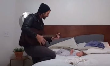 Όταν αρχίζει να της τραγουδά, η κόρη του αντιδρά με τον πιο γλυκό τρόπο (video)