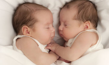 Θα «λιώσετε»: Υπέροχες φωτογραφίες με νεογέννητα δίδυμα (pics)