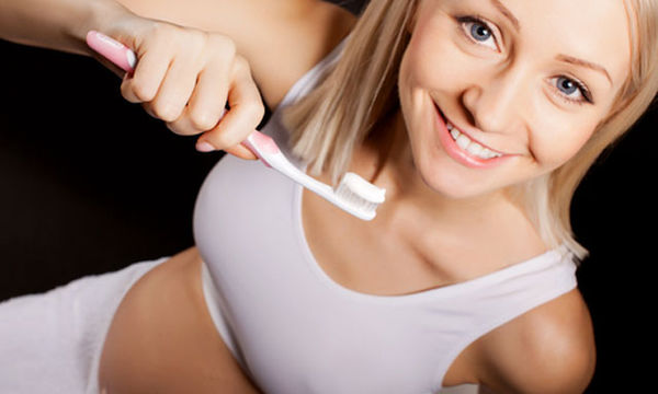 Εγκυμοσύνη και δόντια: Γιατί δεν πρέπει να παραμελείτε τη στοματική σας υγιεινή κατά την κύηση