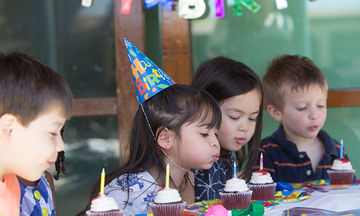 Γενέθλια στην τάξη του παιδιού σας: Ιδέες για να μείνουν αξέχαστα κι εσείς να οργανωθείτε καλύτερα