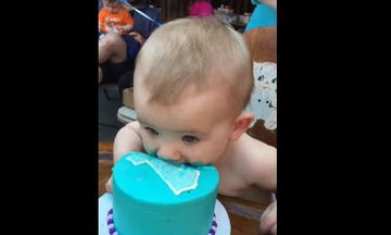 Μπόμπιρας ενός έτους δοκιμάζει την τούρτα γενεθλίων του και ξετρελαίνεται (video)