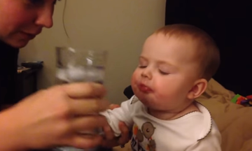 Μωρά πίνουν για πρώτη φορά νερό! Δείτε την απίθανη αντίδρασή τους (vid)