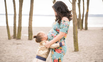 Έγκυος στο δεύτερο παιδί! Υπέροχες φωτογραφίες μαμάδων με τα πρωτότοκα παιδιά