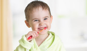 Πέντε κόλπα για να μάθει το παιδί να βουρτσίζει τα δόντια του
