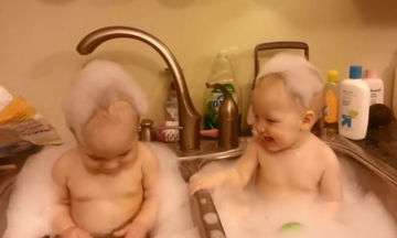 Τέτοια απόλαυση στο μπάνιο δεν την έχουμε ξαναδεί: Δείτε το αξιολάτρευτο βίντεο με τα δίδυμα