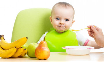Βρεφική διατροφή: Τι πρέπει να γνωρίζετε για τη εισαγωγή των στερεών τροφών στη διατροφή του μωρού 