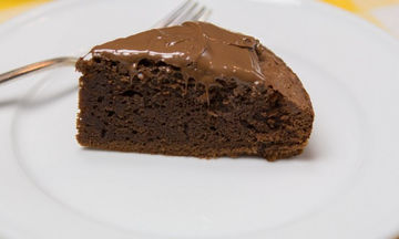 Φτιάξτε το πιο σοκολατένιο κέικ, μόνο με 3 υλικά!