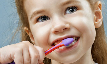Γιατί οι παιδικές οδοντόβουρτσες έχουν χρωματιστές τρίχες; Υπάρχει λόγος
