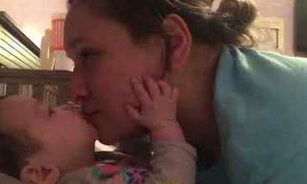 Θα λιώσετε: Μωράκι λέει την πρώτη του λέξη την ώρα που παίζει με τη μαμά του (video)