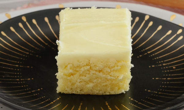 Πανεύκολο κέικ λεμονιού με γλάσο (video)