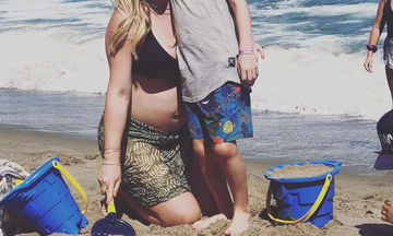 Με φουσκωμένη κοιλίτσα στην παραλία αγκαλιά με τον γιο της η γνωστή ηθοποιός (pics)