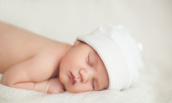 Δες πώς να διασφαλίσεις στο μωρό σου έναν καλό ύπνο τις πολύ ζεστές ημέρες