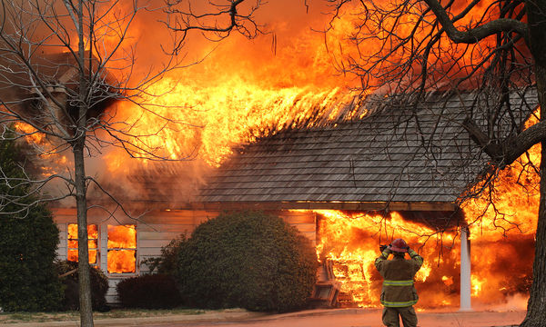 Τι πρέπει και τι δεν πρέπει να κάνετε αν η φωτιά πλησιάζει στο σπίτι σας 