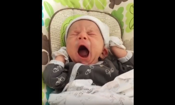 Πόσο γλυκά είναι αυτά τα μωρά όταν χασμουριούνται; (vid)
