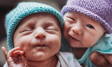 Μία φωτογράφος απαθανατίζει τις τρυφερές στιγμές των δίδυμων μωρών της