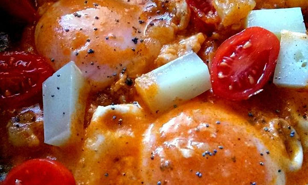 Συνταγή το απόλυτο καλοκαιρινό φαγάκι: Αυγά μάτια σε σάλτσα ντομάτας