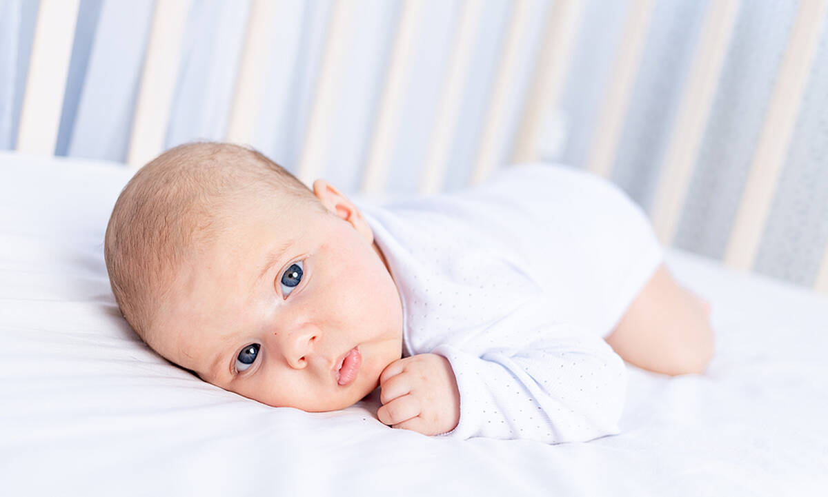 Πότε μπορεί το μωρό να κοιμηθεί σε μαξιλάρι;