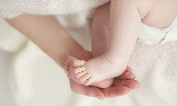 Πώς θα σηκώσεις ένα μωρό από την κούνια του με ασφάλεια (vid)