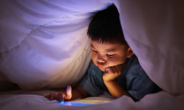Πώς ακριβώς επηρεάζει η πολύωρη έκθεση των παιδιών στο μπλε φως που εκπέμπουν οι οθόνες;
