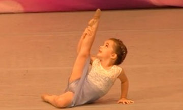 Δίνει ρεσιτάλ: Είναι μόλις 4 ετών και χορεύει σαν επαγγελματίας χορεύτρια (vid)