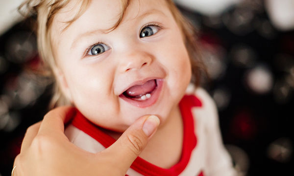 Δόντια μωρού: Πώς θα καταλάβετε ότι το παιδί σας βγάζει δόντια; 