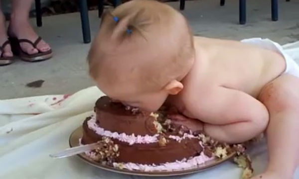 Αυτό πρέπει να το δείτε: Το μωράκι δεν μπορεί να αποχωριστεί την τούρτα γενεθλίων του (vid) 