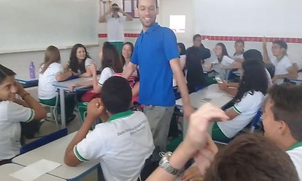 Δάσκαλος κοιμόταν στο σχολείο και οι μαθητές του έκαναν το πιο αναπάντεχο δώρο (vid) 