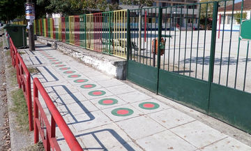 Αυτοί οι οδηγοί στα πεζοδρόμια θα βοηθούν τα παιδιά να πηγαίνουν στο σχολείο με ασφάλεια (pics) 