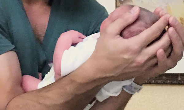 Ελληνίδα παρουσιάστρια δημοσίευσε για πρώτη φορά φωτογραφία από τη μέρα που γεννήθηκε ο γιος της