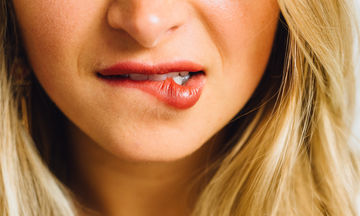 «Σκασμένα» χείλη; Τρεις πανεύκολοι τρόποι για να τα ενυδατώσεις φυσικά